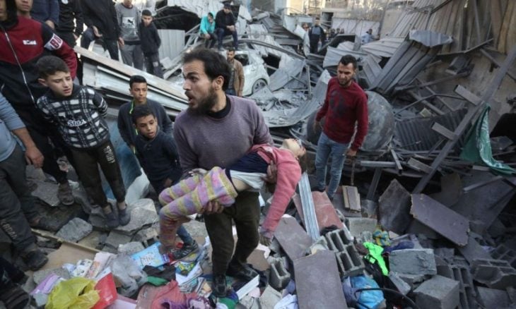 استشهاد 3 فلسطينيين بقصف إسرائيلي استهدف منزلا شرق غزة